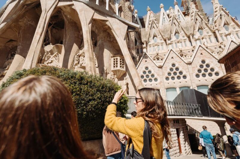 Barcelona: Sagrada Familia Tour w/Skip-the-Line Entry Ticket - Practical Tips for Your Visit