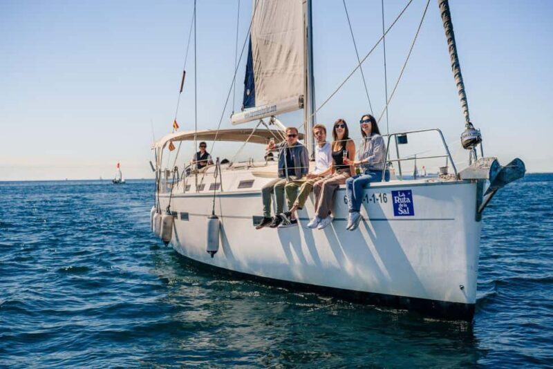 Barcelona: Sailing tour with open bar and aperitive - FAQ