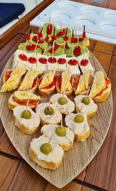 Barcelona: Sailing Tour with Spanish Tapas and Drinks - Key Points