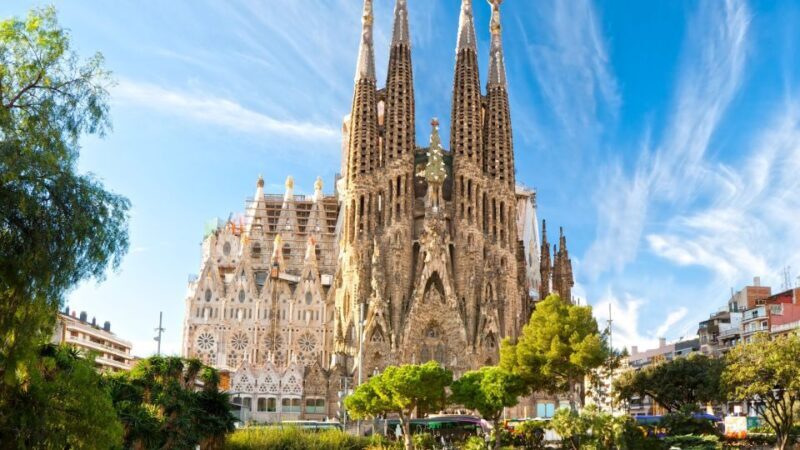 Barcelona: Sailing Trip, Sagrada Familia, and Casa Batlló - Key Points