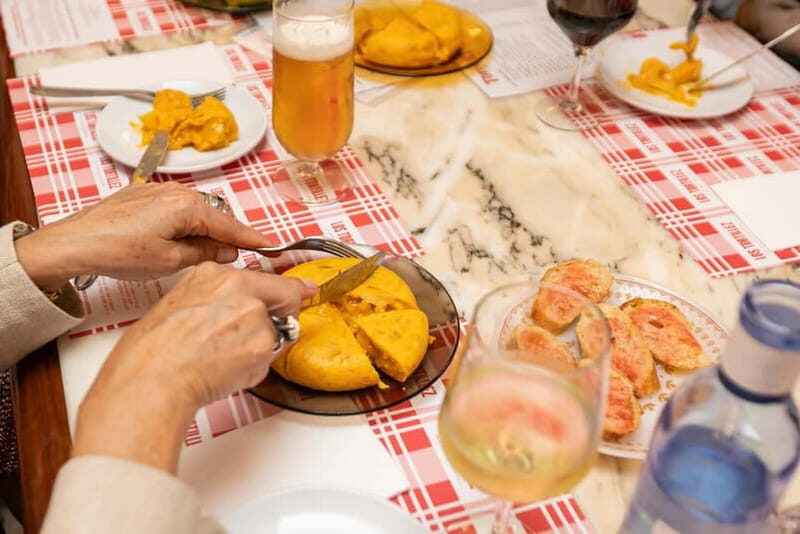 Barcelona Small Group Tapas Tour with 6 Tastings & 3 Drinks - Key Points