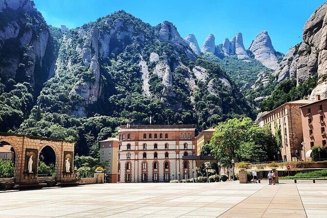 Barcelona to Montserrat: Guided Tour & Return Bus Transfers - What to Expect from the Tour