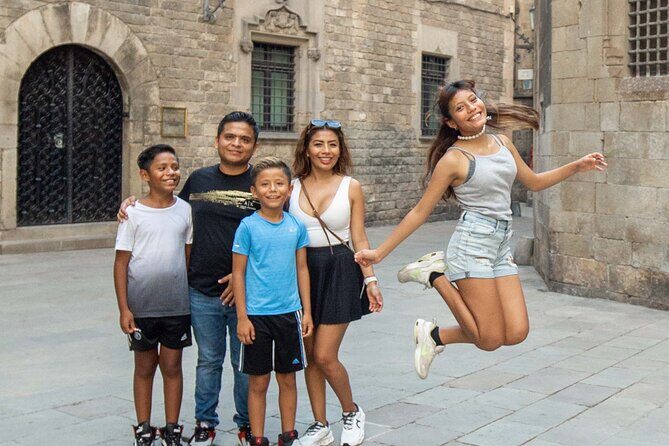 Barcelona Tour And Photoshoot in Gothic Quarter - FAQs