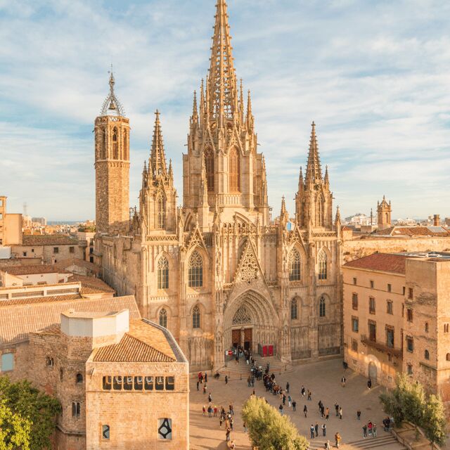 Barcelona: walking tour of the Gothic Quarter and boat ride - Exploring the Heart of Barcelona: The Gothic Quarter