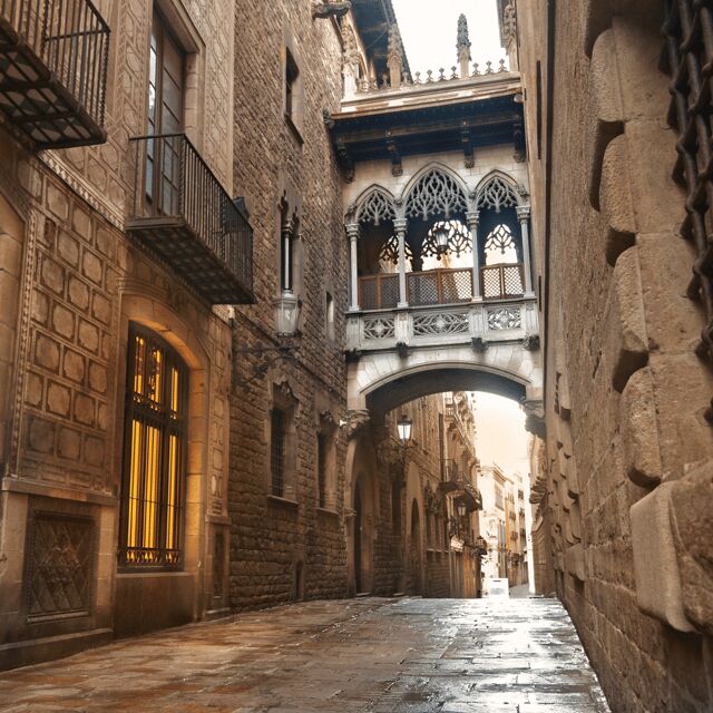 Barcelona: walking tour of the Gothic Quarter and boat ride - The Scenic Boat Ride to Barceloneta