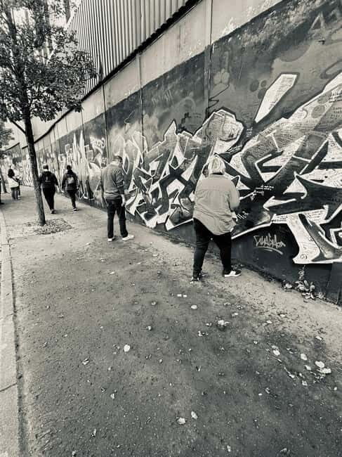 Belfast: Peacewall and Political History Black Taxi Cab Tour - Diving Into the Experience