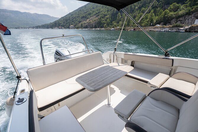 Beneteau Flyer 7.7 Spacedeck Cruise - FAQ