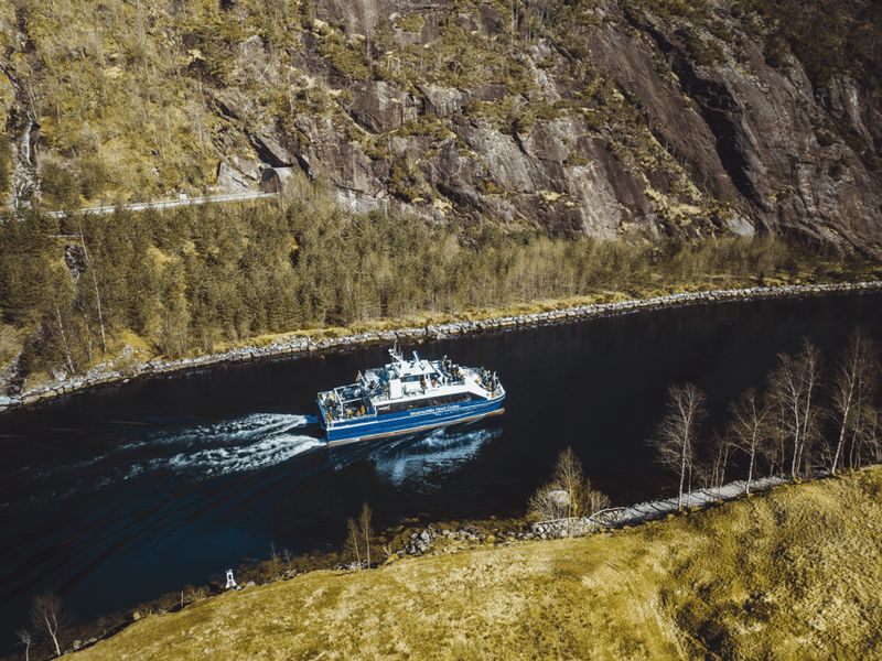 Bergen: Mostraumen Fjord Cruise - with Local Tour Guides - Indoors vs outdoors: your practical deck strategy for photos and comfort