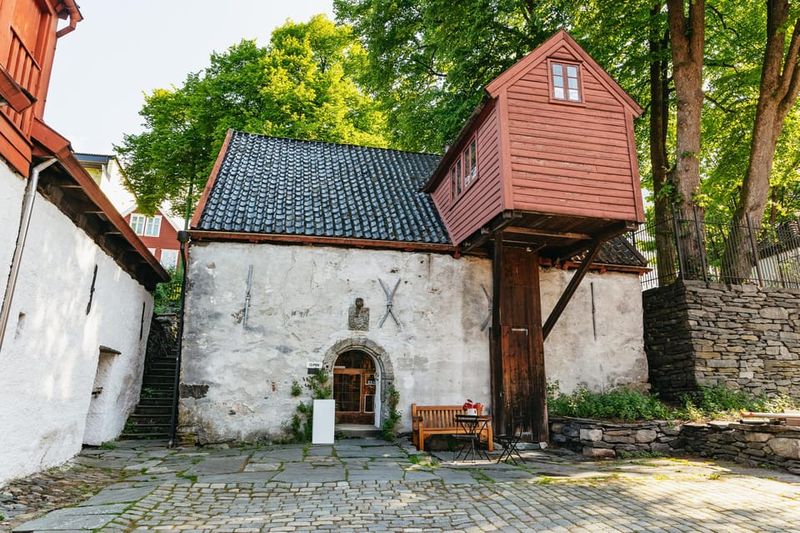 Bergen: Past & Present Small Group Guided Walking Tour - Group size, pace, and what to expect from your guide