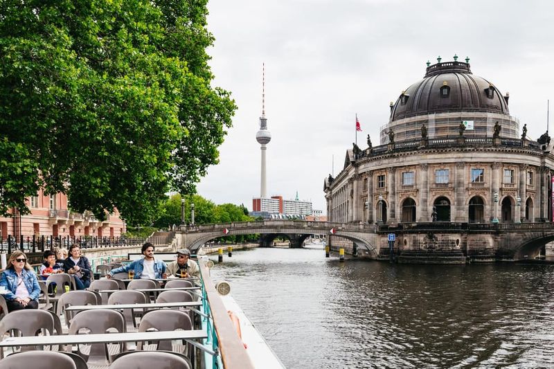 Berlin: 1-Hour City Sightseeing Cruise - The 1-hour route in plain English: two directions, one loop