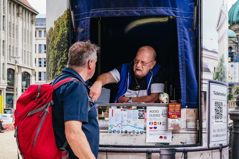 Berlin: 1-Hour City Sightseeing Cruise - Audio guides in 8 languages: how to actually use them
