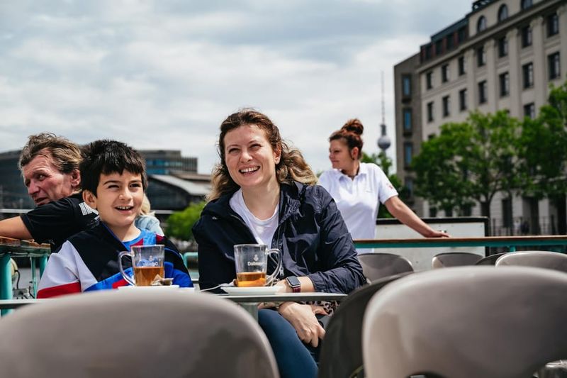 Berlin: 1-Hour City Sightseeing Cruise - Comfort and weather: roof, rain, and what to pack