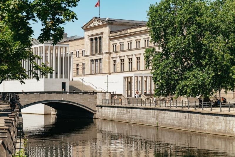 Berlin: 1-Hour City Tour by Boat with Guaranteed Seating - Haus der Kulturen der Welt and Luther Bridge: When the Boat Changes Direction