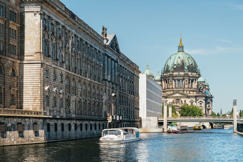 Berlin: 1-Hour City Tour by Boat with Guaranteed Seating - Central Station, Berlin Cathedral, and Museum Island: A High-Impact Photo Stretch