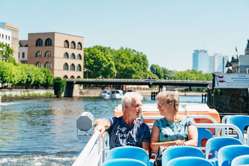 Berlin: 1-Hour City Tour by Boat with Guaranteed Seating - The Audio Guide in Many Languages: How to Use It Without Frustration