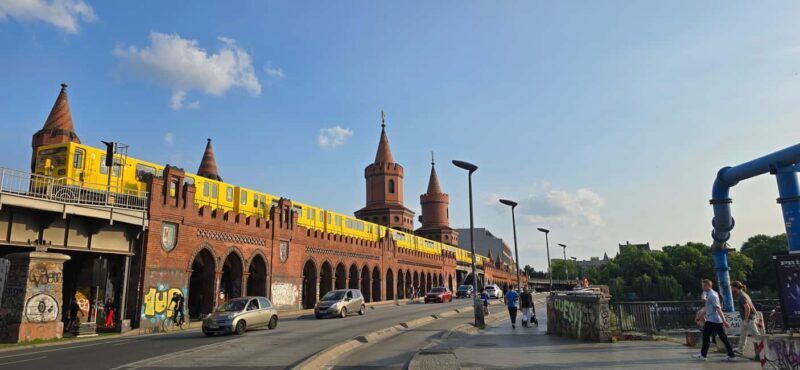 Berlin: 3.5-hour bike tour  A journey through time in the capital - Key Points