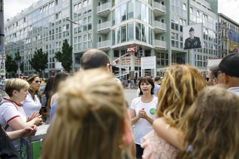 Berlin: 4-Hour Guided Highlights Tour in Spanish - Key Points