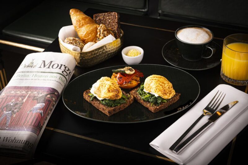 Berlin: Breakfast at Café Wintergarten - What is the Experience Like?