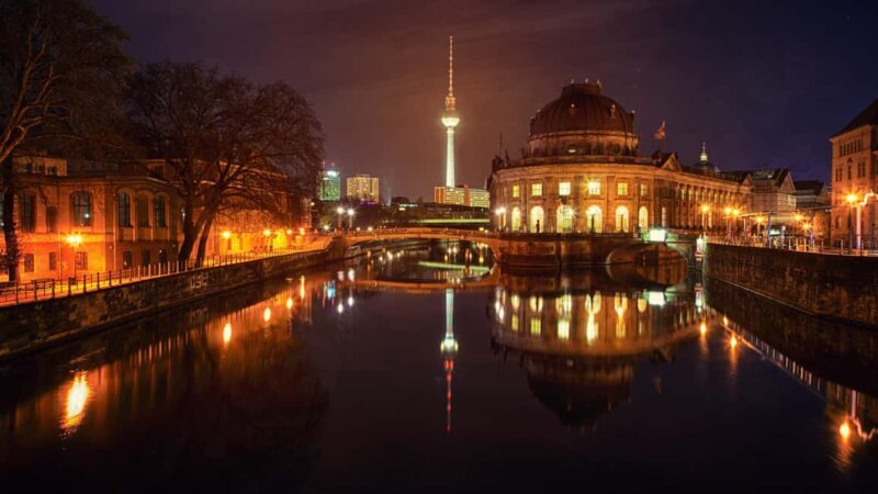 Berlin: City tour at night with illuminated sights - Logistics and Practical Tips