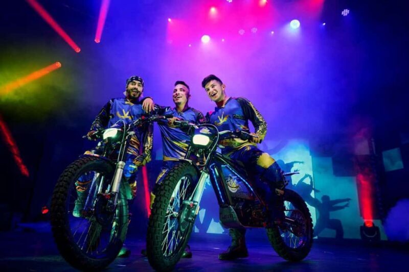 Berlin: "Flying Lights" - incl. Flying Steps  Variety Show - What Is the "Flying Lights" Show?