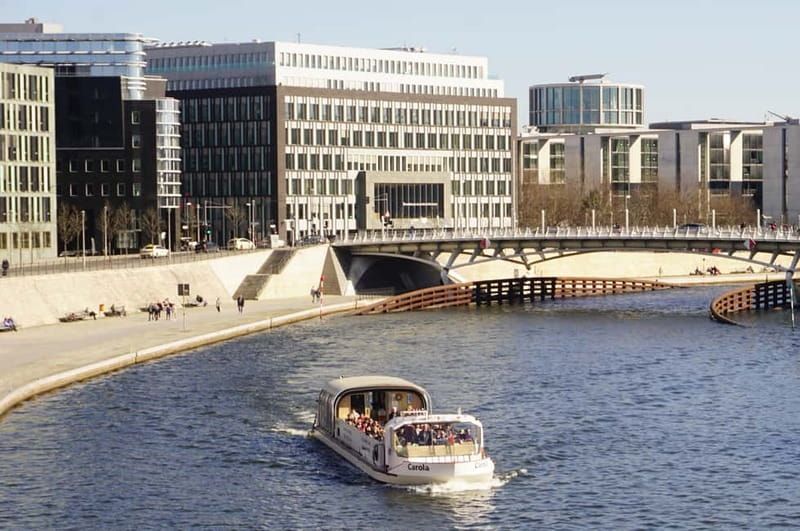 Berlin: 1-hr Boat Tour with Bilingual Live Guide (DE/EN) - Comfort, Windows, and On-Board Reality Checks