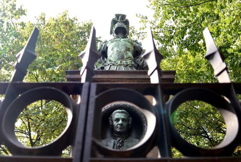 Berlin: Invalidenfriedhof Walking Tour of Historic Cemetery - Key Points