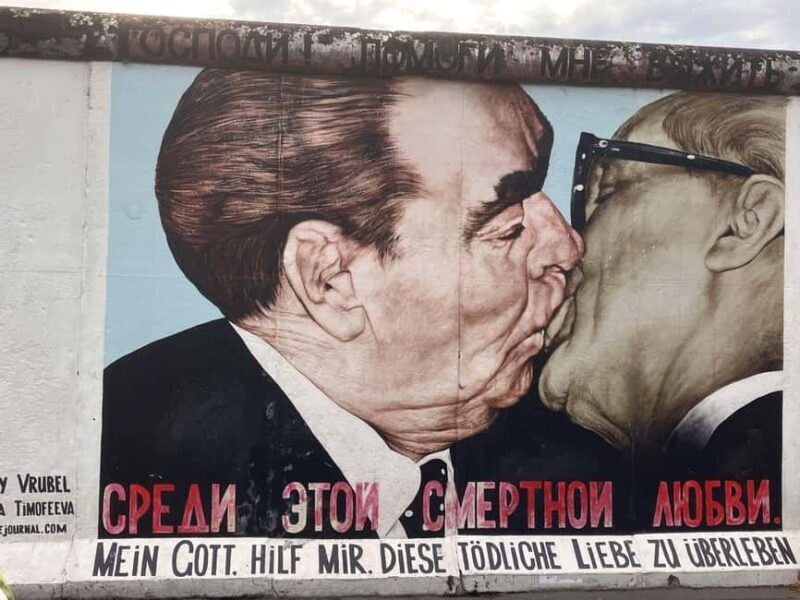 Berlin: Rickshaw tour through Friedrichshain and Kreuzberg SO 36 - Friedrichshain: From Stalin’s Architecture to Berlin’s Nightlife