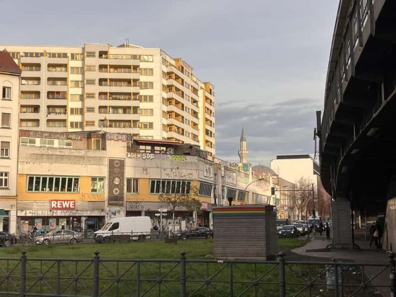 Berlin: Rickshaw tour through Friedrichshain and Kreuzberg SO 36 - A Break at Markthalle Neun