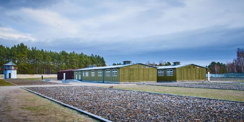 Berlin: Sachsenhausen Concentration Camp and Potsdam Tour - The transition bus ride: shifting from camp history to Potsdam