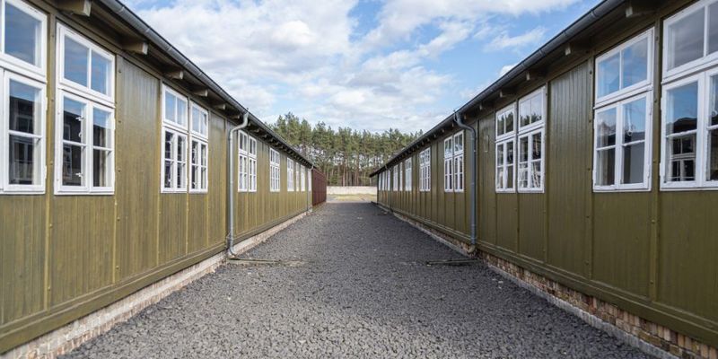 Berlin: Sachsenhausen Concentration Camp and Potsdam Tour - Cold War highlights on the return: Glienicke Bridge and Checkpoint Bravo