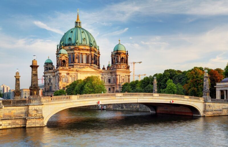 Berlin: Sightseeing Walking Tour of the Top 20 Attractions - The Experience and Practical Details