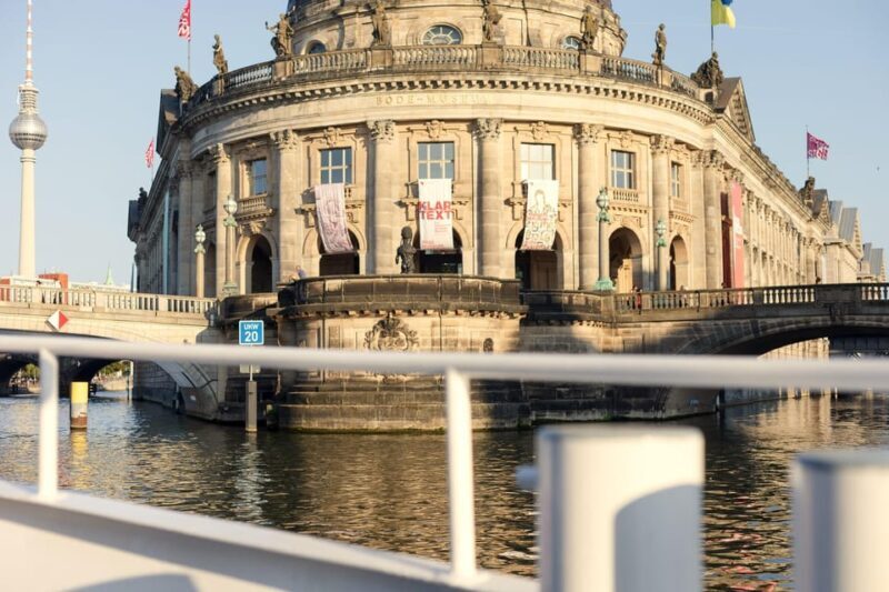 Berlin: Spree River Romantic Moon Boat Ride - Wrapping Up
