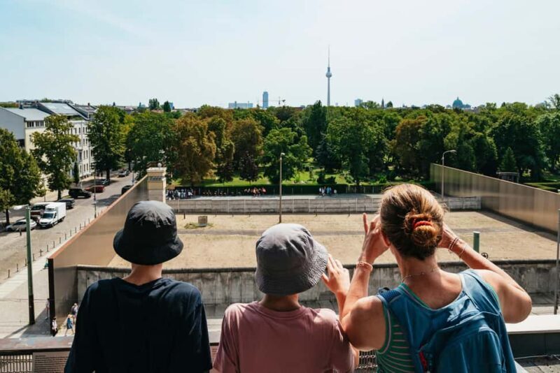 Berlin: Wall Tour  Fates, Love Stories, and Heroes - A Closer Look at the Experience
