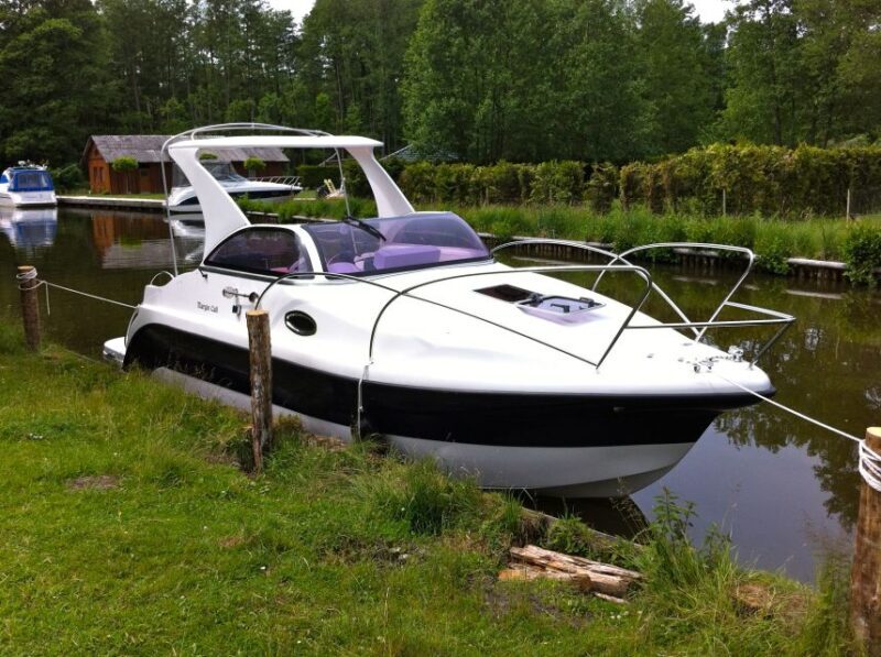 Berlin:Guided South Berlin Yacht Tour with Swim Stop (relax) - An In-Depth Look at the Berlin South Yacht Tour