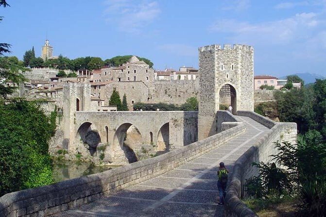 Besalu & 3 Medieval Towns Small Group Tour with Hotel Pick-Up - Santa Pau: Medieval Charm in a Volcanic Setting