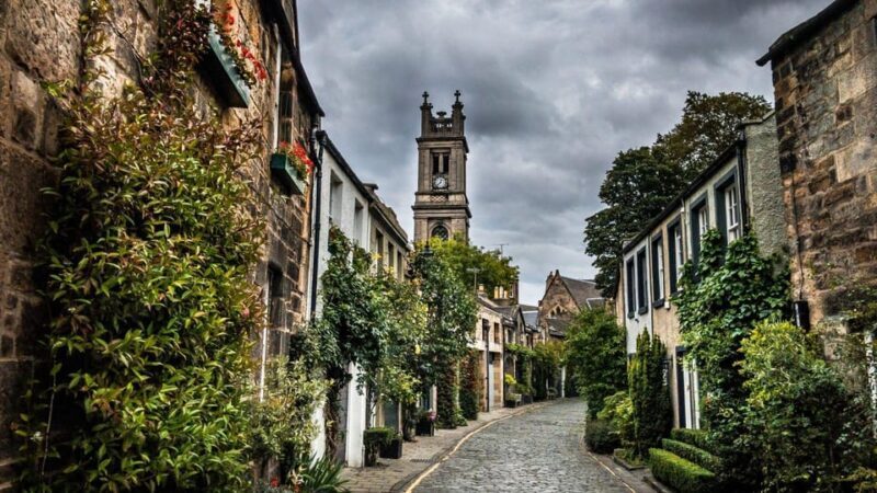 Best of Edinburgh: Private Walking Tour with a Local - Walking Through the City