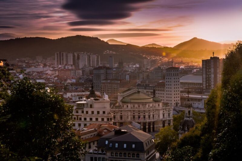 Bilbao: Express Walk with a Local in 60 minutes - Key Points