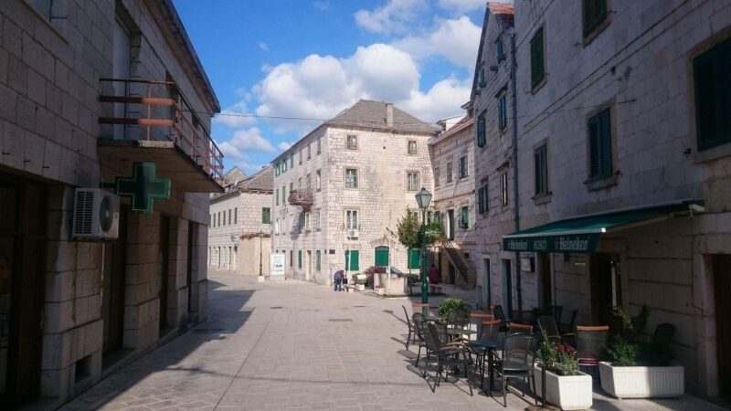 Blue and Red Lake and Wine Tasting - Exploring the Natural and Historic Highlights