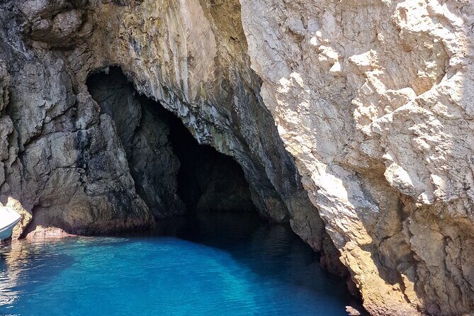 BLUE CAVE & 5 islands tour from Hvar - FAQ