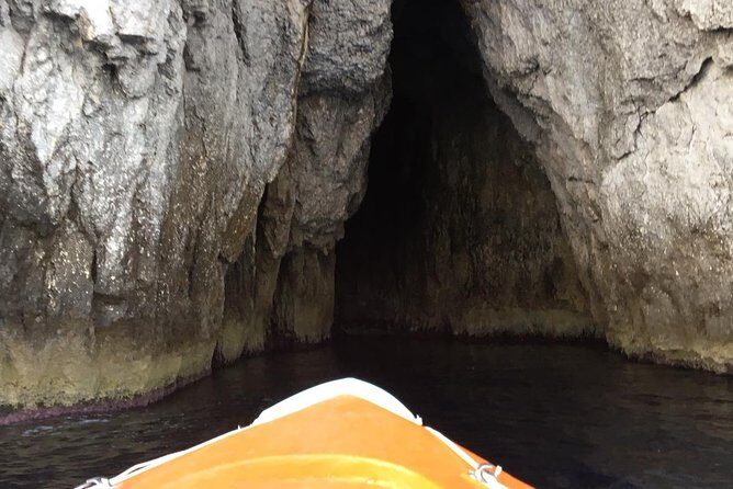 Boat tour of Ortigia Island and sea caves - Group Size and Booking