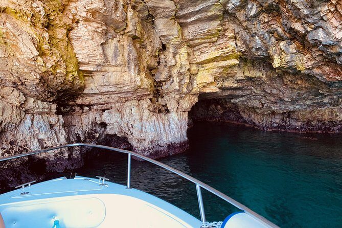 Boat tour of the Polignano a Mare caves with aperitif - FAQs