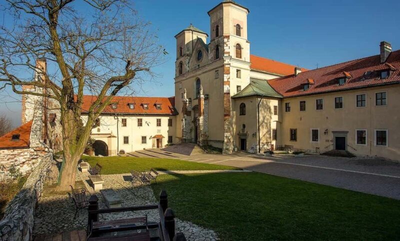 Boat trip to Tyniec: Benedictine abbey and gourmet break - Who Is This Tour Best Suited For?