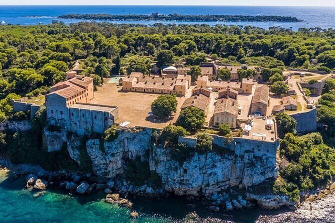 boat trip without a license to the Lérins Islands - What You Can Expect from This License-Free Boat Tour