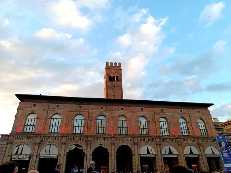 Bologna by night: food, wine and gelato with a local - Key Points