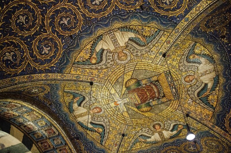 Bordeaux Medieval Tour: Explore Architecture and History - Exploring the Tour: A Step-by-Step Breakdown