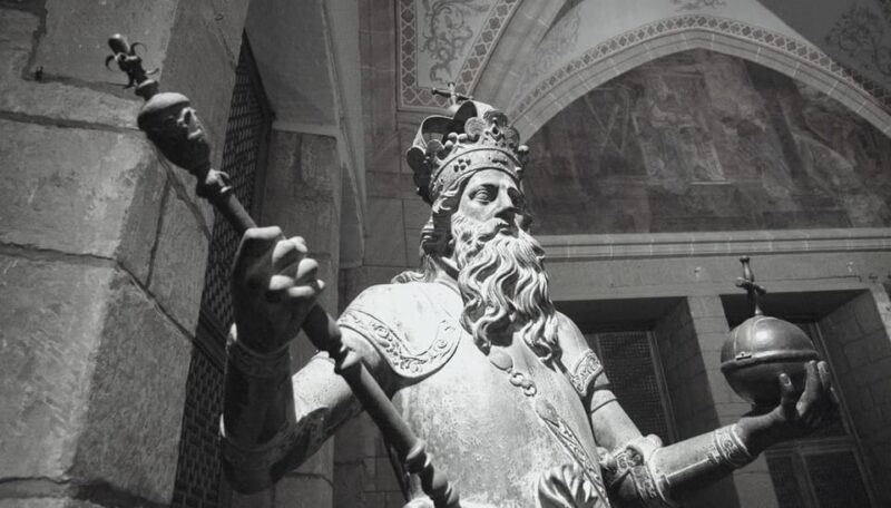 Bordeaux Medieval Tour: Explore Architecture and History - Saint-Pierre Church and the Grosse Cloche