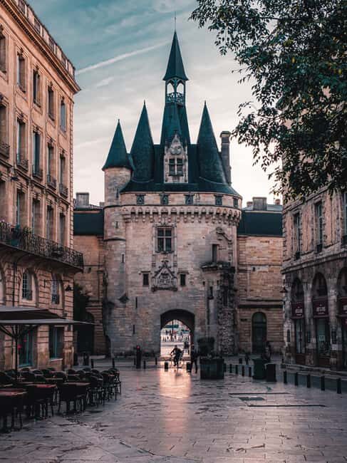 Bordeaux: the Porte Cailhau, a symbol of the Middle Ages - The Experience and Its Value