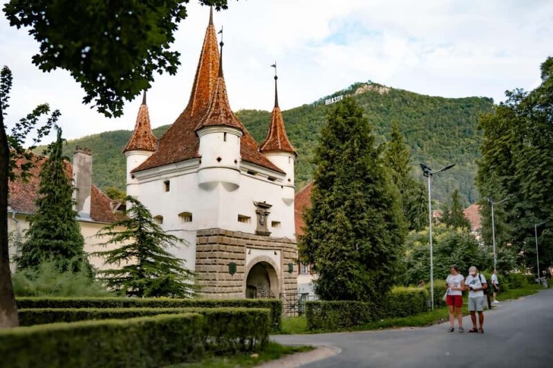 Brasov: Photo Walking Tour with Professional Photos - Key Points