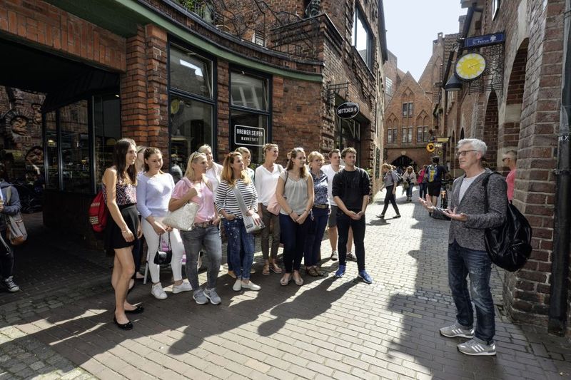 Bremen: City Center Guided Walking Tour - The 2 km route: timing, pace, and uneven ground