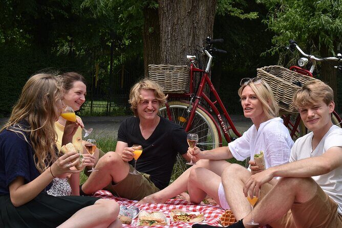 Bruges, Guided Retro Biketour: Highlights and Hidden Gems - The Group and Tour Pace